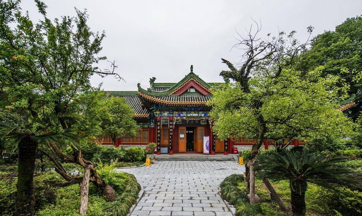 刘邦出生于公元前256年,沛县丰邑中阳里人,农民出身,为人豁达大度,不