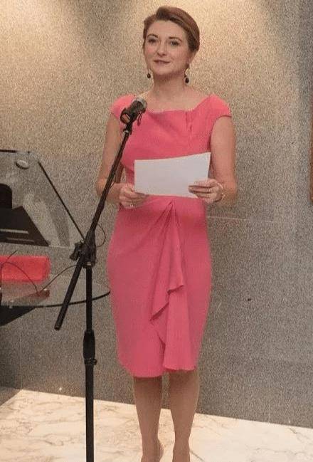 原创斯蒂芬妮这是胖了多少竖条纹连衣裙遮不住肚腩粗壮的胳膊抢镜