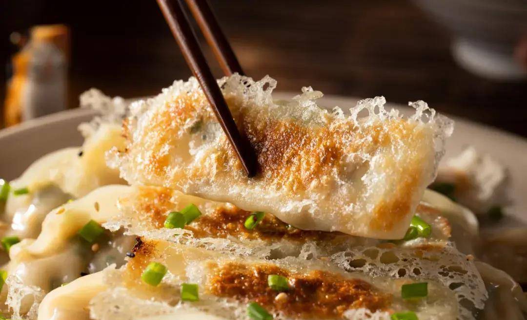 平底锅一煎香炸了,烫嘴也要吃!_荠菜_锅贴_大勺