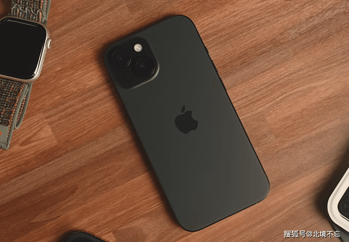 在性能方面iphone15搭载了a16处理器,虽然这颗芯片比不过a17pro,但