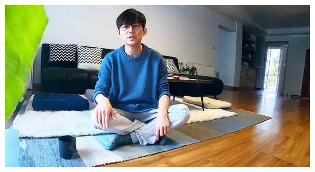 另外,何炅家里最大的特点就是有很多绿植装饰.