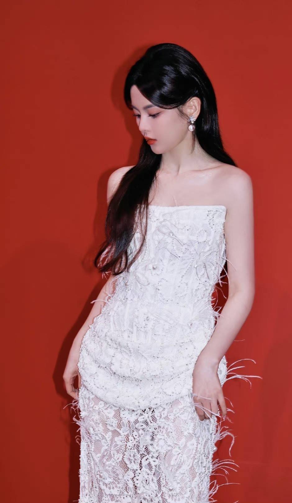 与整套造型风格一致,还显得更有气质了,中和了她身上小女孩似的青涩感