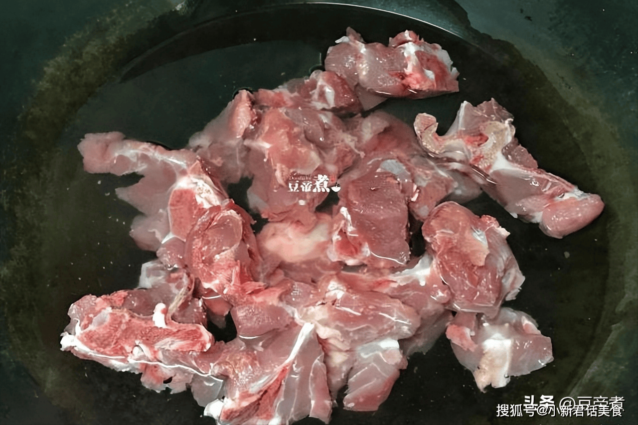 2,与笋干搭配的是"龙骨"所谓的龙骨就是猪的尾椎骨,人数较少的家庭