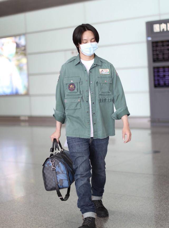 原创尹正私下里没那么油穿绿色夹克还挺清爽的素颜不邋遢