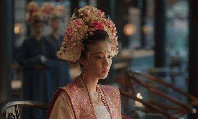 甚至不顾群臣的反对,不顾曹皇后还在世的事实,强行追谥她为温成皇后