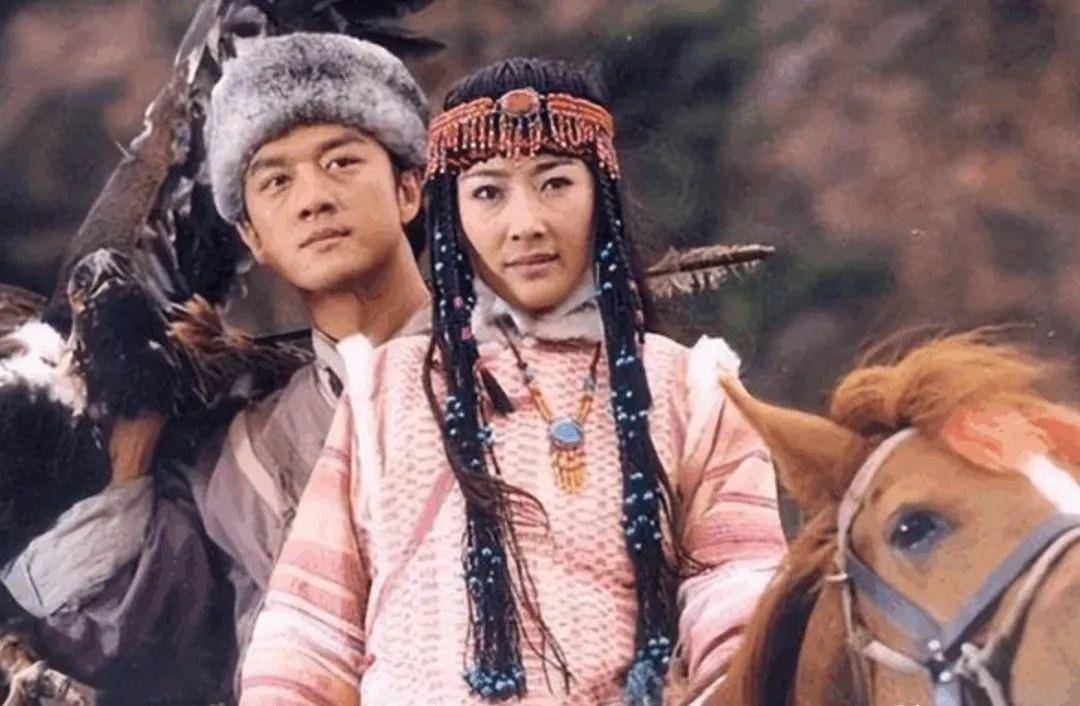 在阿斯茹17岁的时候,她与艾丽娅,巴森等人拍了电影《一代天骄成吉思汗