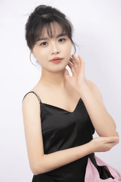 模特杨燕敢于突破自己签约新挑战