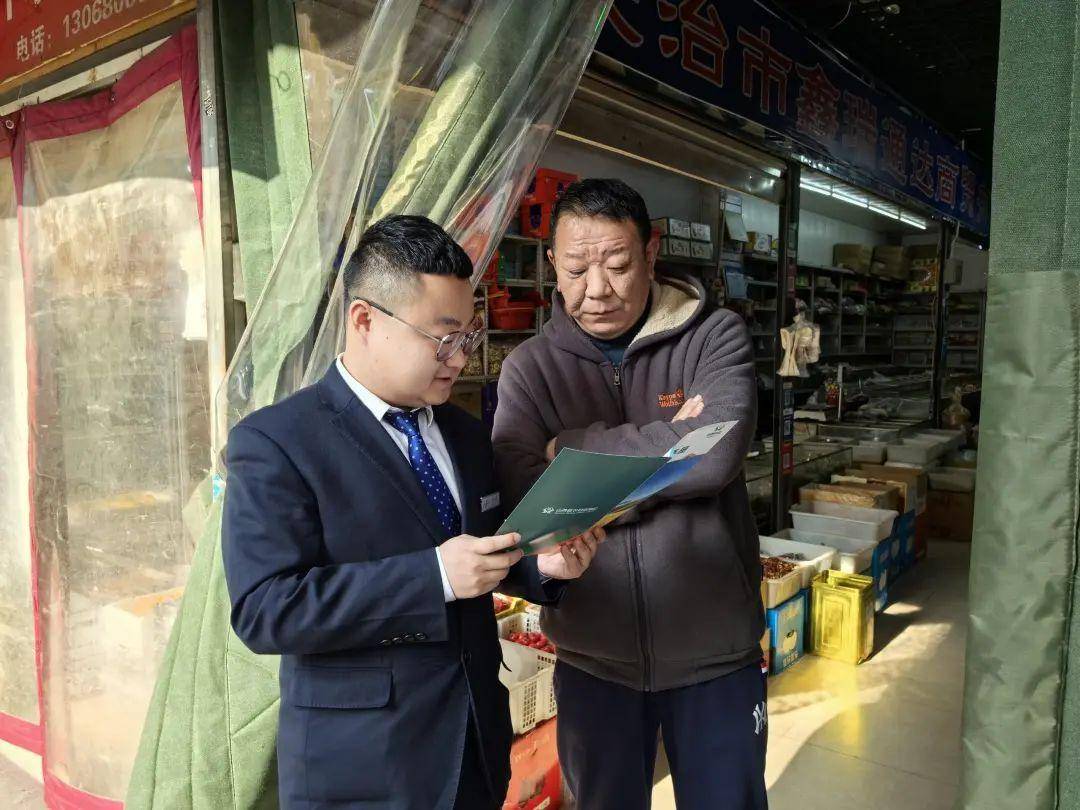 向先进学习向榜样看齐郑森颢在平凡岗位上散发光和热