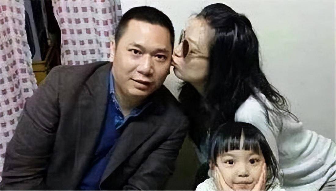 章子怡的回报是陪黄有龙到巴厘岛,巴黎旅行,国外去了两次,他们并不太