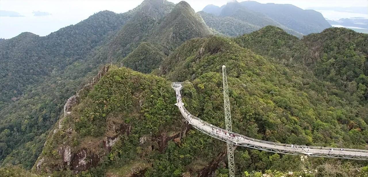 图源网络据吴华富的妻子表示,其实这件事吴华富都忘却了,只是偶尔在茶