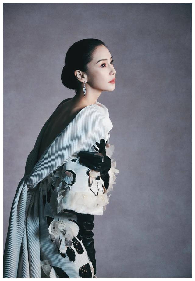 杨颖华丽转身风尚志演绎高冷新篇章闪亮登场