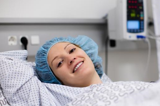 因为我第一胎是快生的时候孩子没入盆,宫缩无力无奈之下才选择剖腹