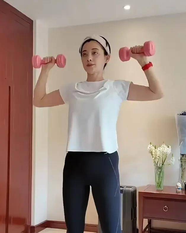 原创48岁梅婷分享健身日常素颜出镜展现真实状态长胖5斤产生身材焦虑