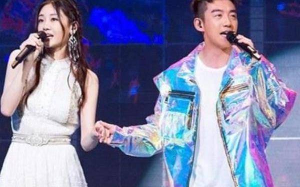 郑恺苗苗卡点发博官宣结婚领证这个动作被疑奉子成婚