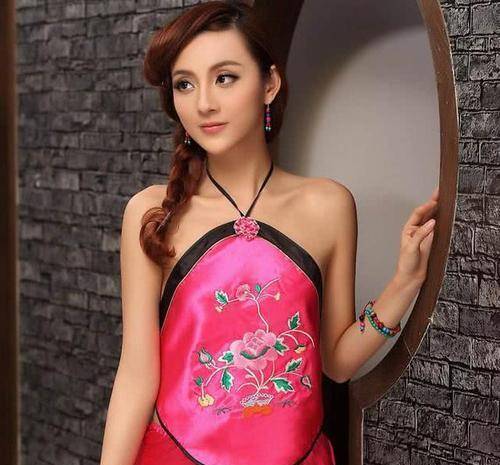 团扇因其本身的小巧轻柔,灵动多姿,成为最受中国古代女性喜爱的饰品之