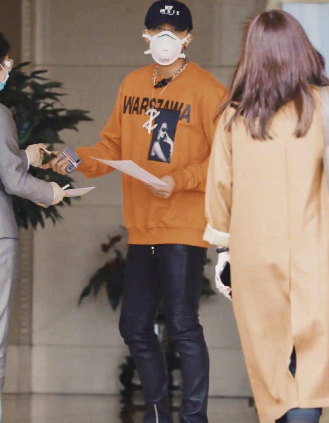 11月26日,有媒体拍到鹿晗,黄子韬,宋茜,毛不易现身北京机场,飞往深圳