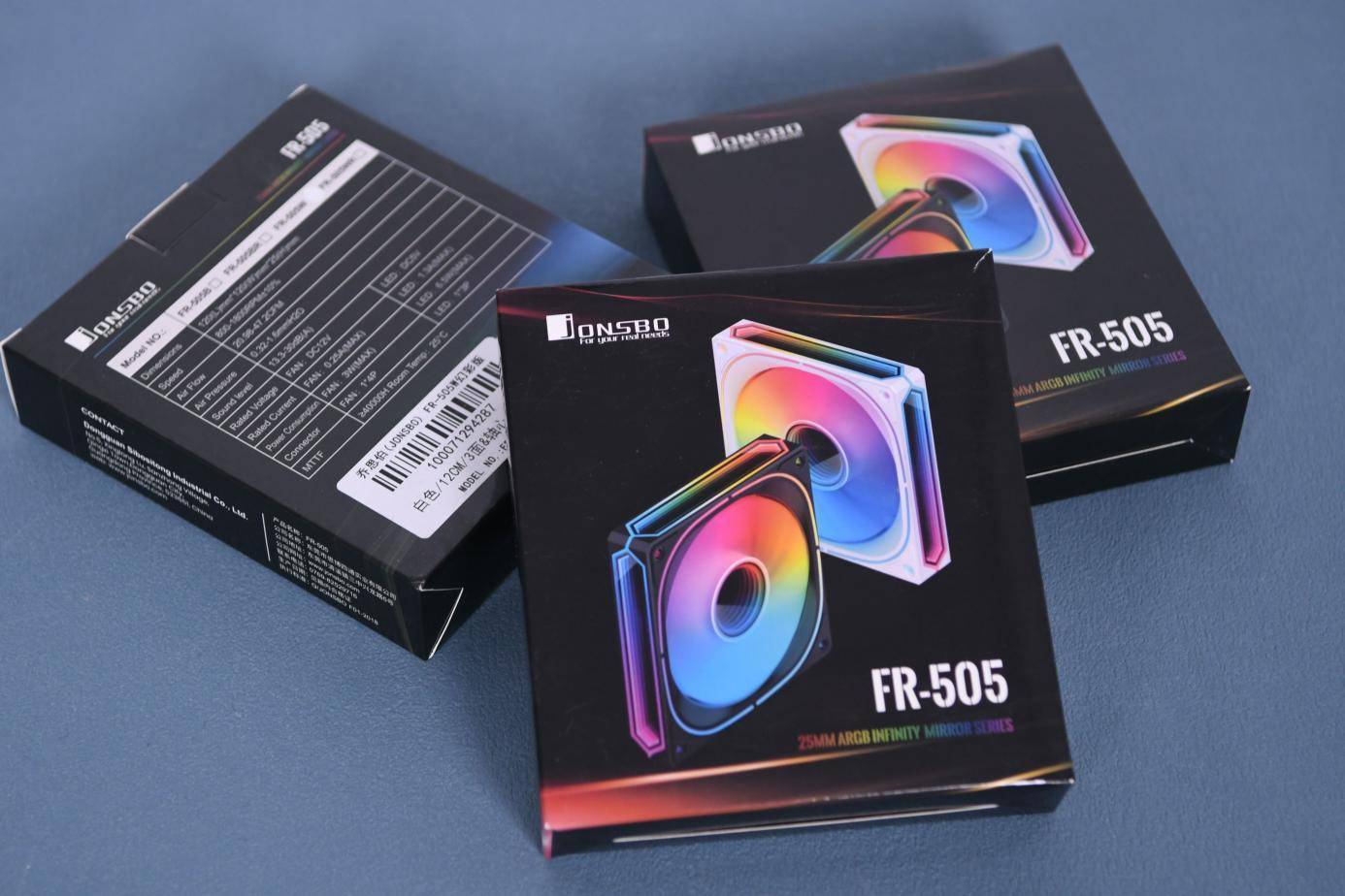 fr-505是一款极具光污染实力的风扇,不仅扇叶具有argb效果,在轴心和