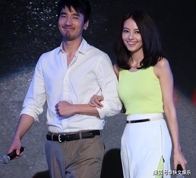 原创高圆圆亲自接女儿放学没有豪车相伴与保镖随行骑自行车接地气