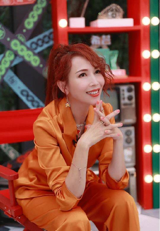 蔡少芬越老越会穿,橘色西装配红马尾高级洋气,哪像阿姨辈