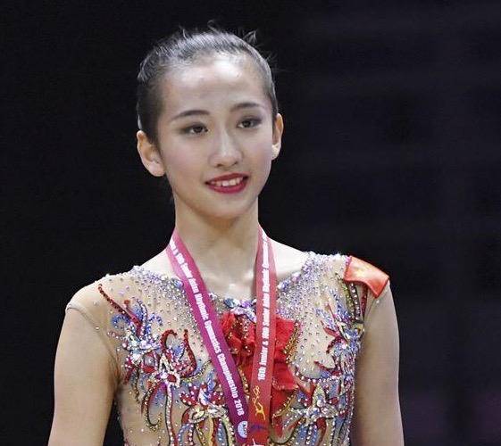 我们在个人体操项目中获得第一_王子路_王子璐_金牌