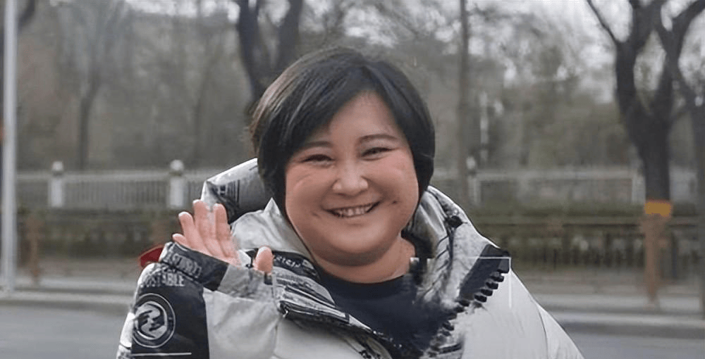 原创贾玲现身美国离开美颜滤镜真实状态曝光褶子多法令纹深