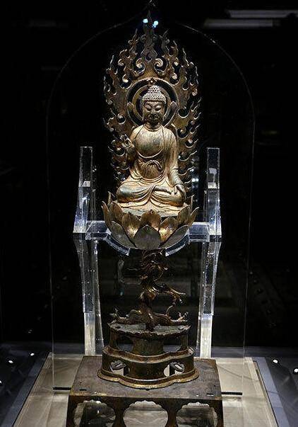 6厘米的方形,塔的四面还刻有以佛教故事为题材的浅浮雕.