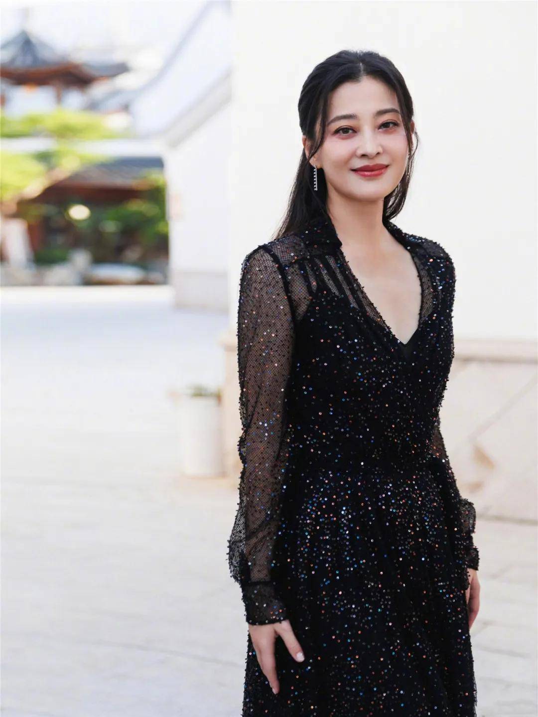 48岁梅婷分享健身日常,素颜出镜展现真实状态,长胖5斤产生身材焦虑!_