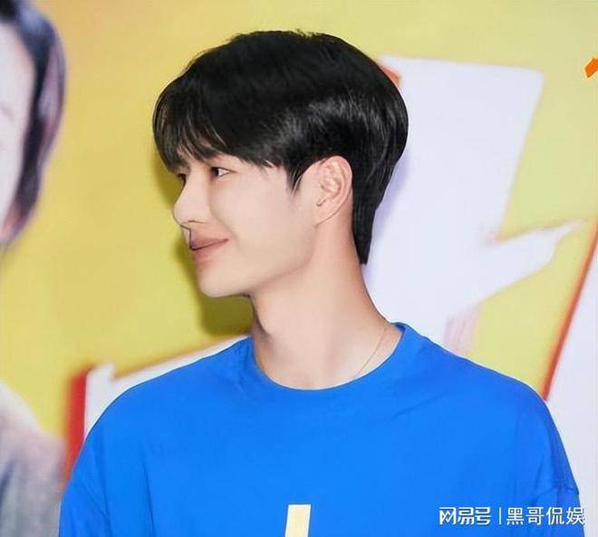 1997年8月,王一博降生在河南洛阳,他的家境很普通,本来他或许会和周围