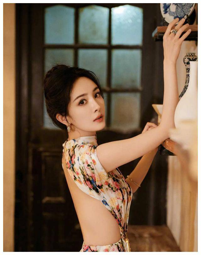 杨幂穿着碎花裙古韵典雅又充满性感魅力