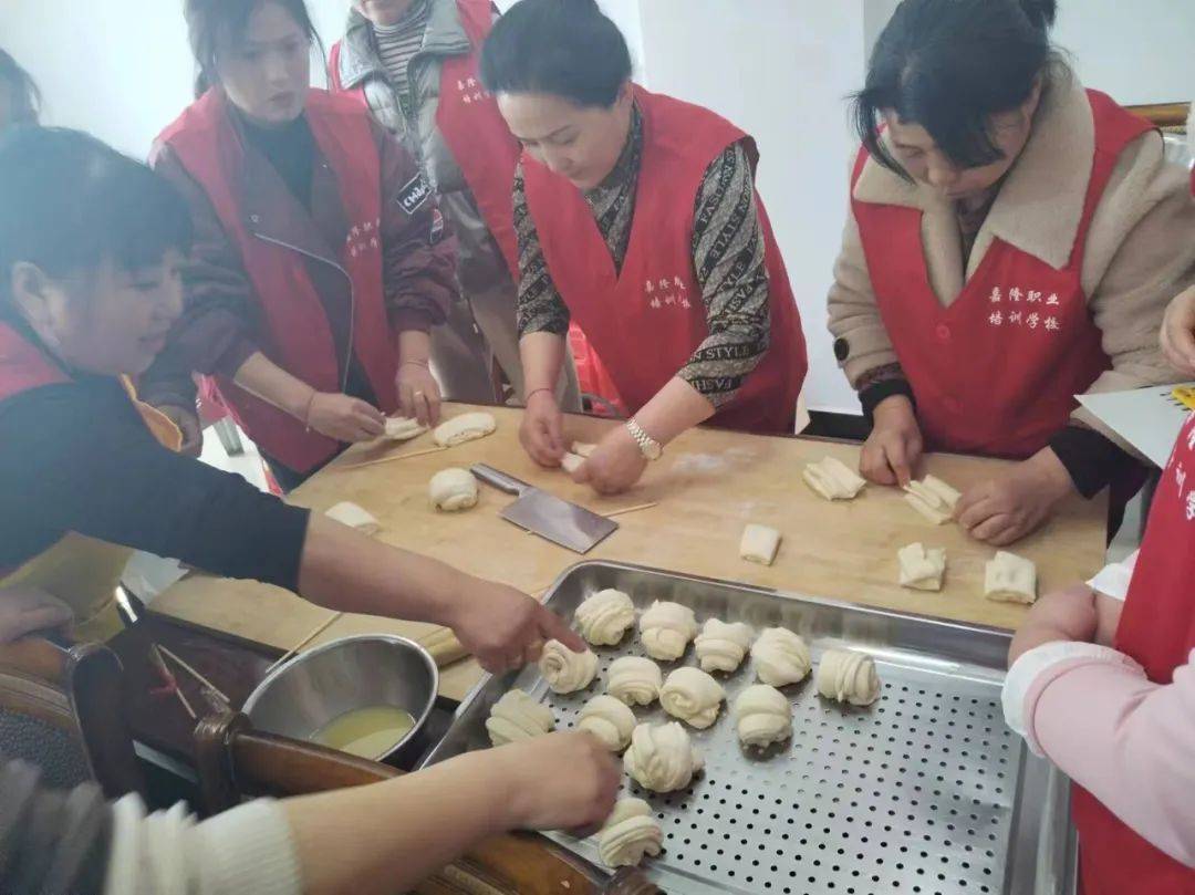 龙山区就业服务局开展中式面点培训班就业技能培训