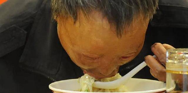 原创有尊严的乞讨者崔显仁苦练10年粉笔字从乞丐变成千万富翁