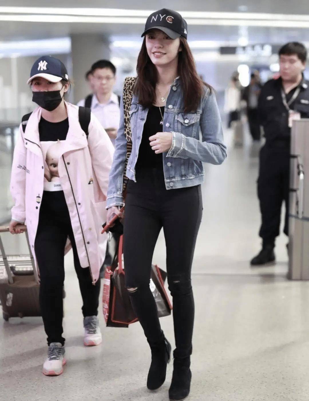 董洁真懂少女打扮牛仔外套配半身裙减龄又洋气哪像老阿姨