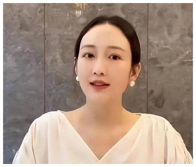 王鸥素颜逛珠宝展母性光辉试戴千万翡翠妈妈的品味