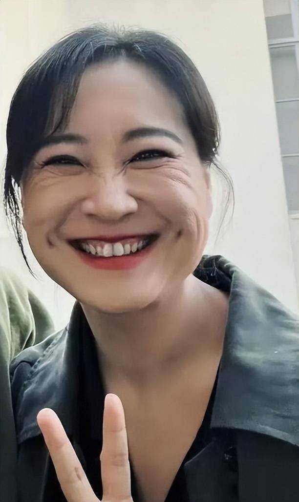 贾玲翘着二郎腿在好莱坞片场,眼纹明显,吴彦祖和周迅前夫也在!