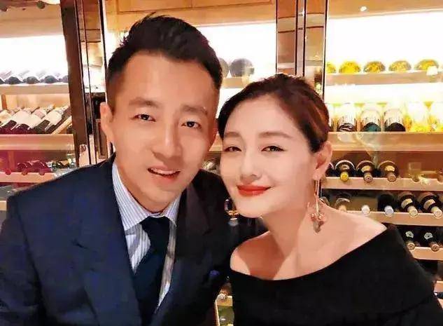 汪小菲怒拆s hotel酒店招牌,新名字疑跟现女友相关,s妈是担保人