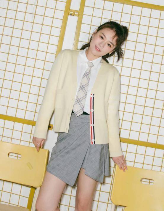 原创马思纯换风格了穿香芋紫开衫温柔可人微微一笑很倾城