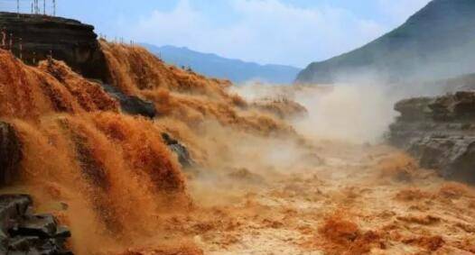 原创县城发生水灾县令前往灾区视察灾情乡绅抽棍就是砸砸的好