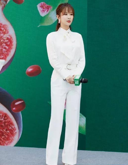 南韩的娇小女神泫雅被许多人认为是带火"扫把裤"的鼻祖.