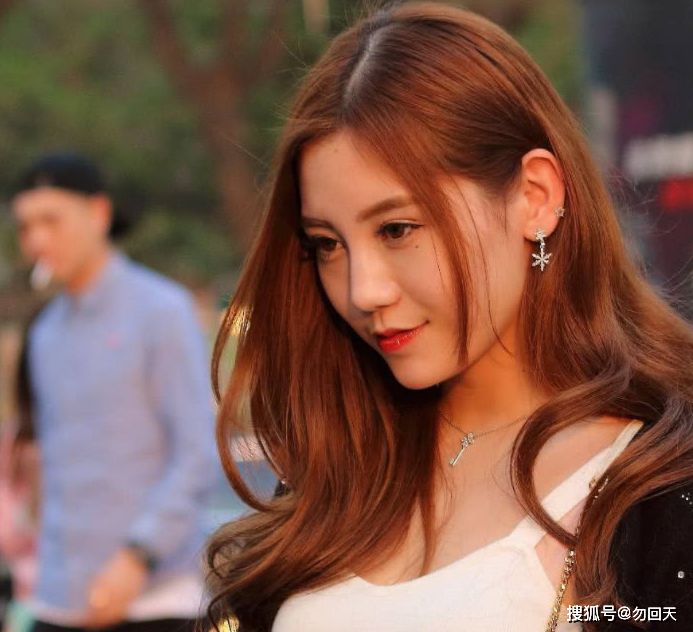 生肖鸡属鸡的女生为人比较内向,做事非常低调,她们对于感情是专一的