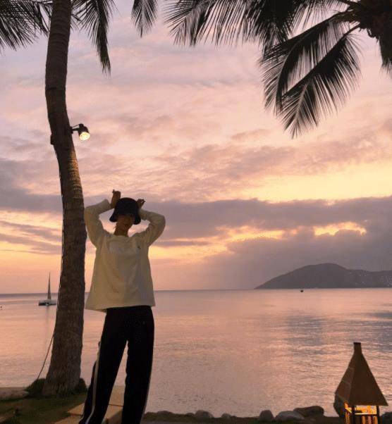 杨紫晒度假照,穿拖鞋在海边散步,荡秋千,自拍"巴掌脸"又小又美