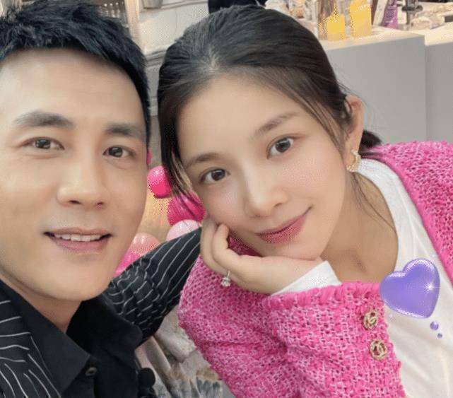 原创王灿晒女儿游泳照小蛋饺继承杜淳长腿基因小手小脚肉嘟嘟