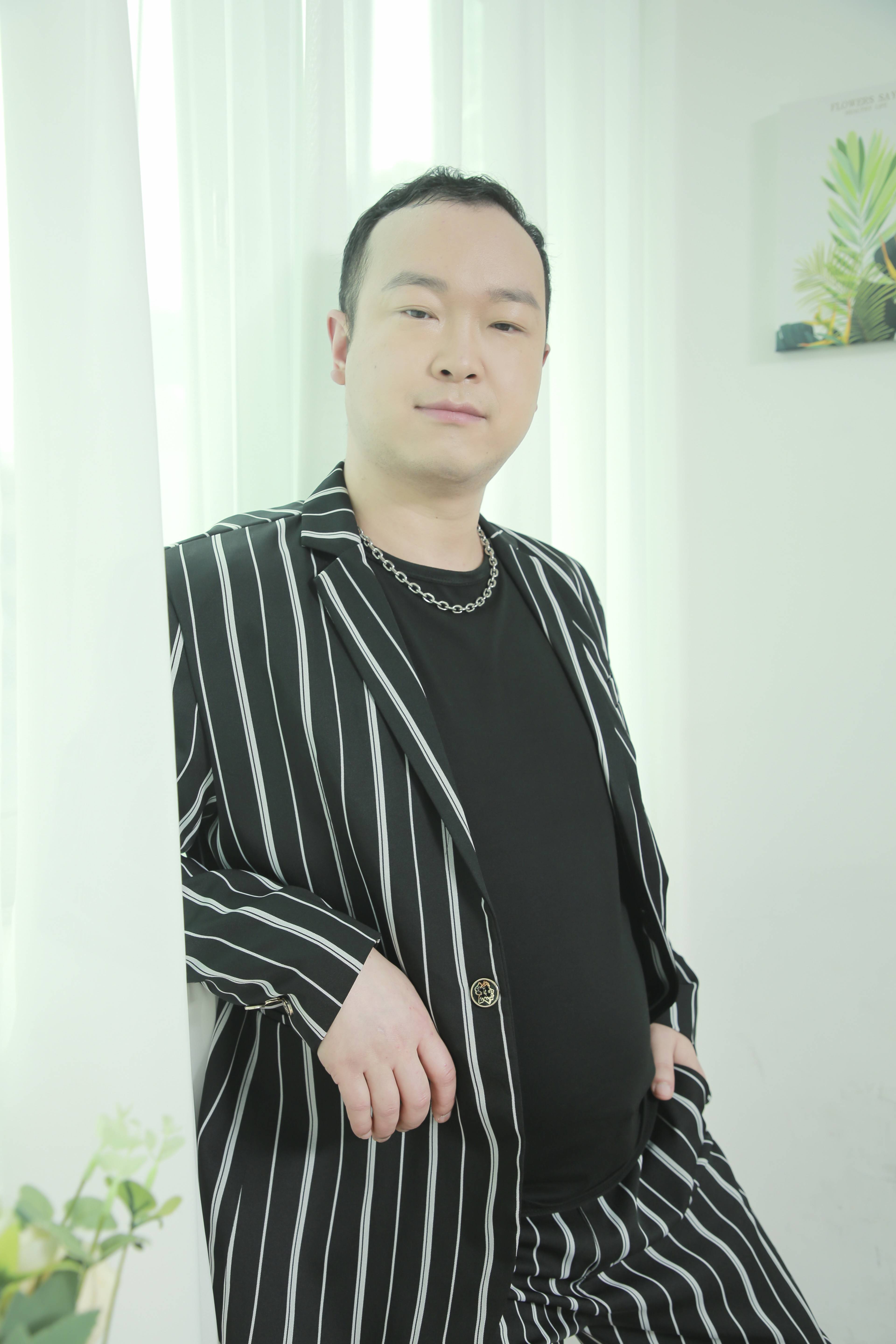 吴辉的型格舞台绽放无限魅力与光彩