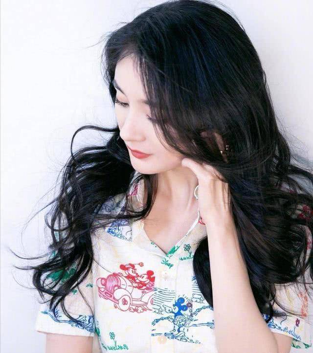 原创脚踝17cm神仙身材的杨幂凭脚踝上热门依然是内娱流量女王