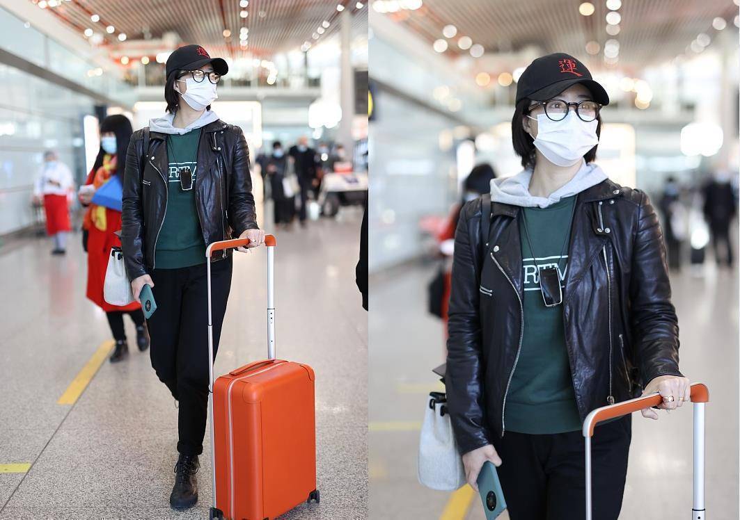 原创蒋欣真不像是年近40的人蓝色卫衣配短发好显嫩少女感明显