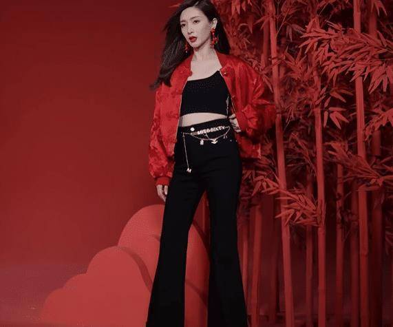 江疏影现身拍广告生图筷子腿超细让人羡慕额头青筋突起抢镜了