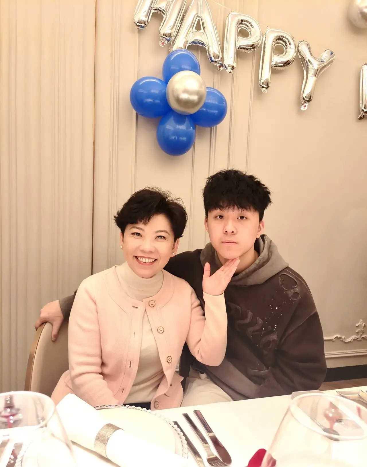 3月6日邓亚萍晒照片给儿子过生日他已经18岁了只见邓亚