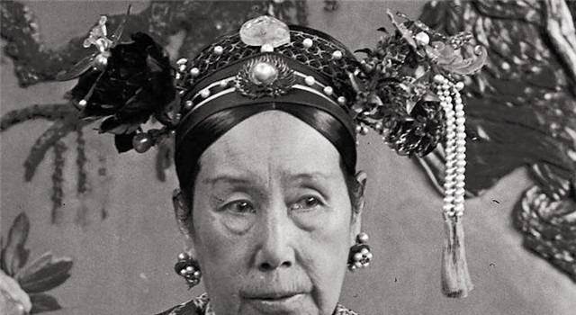 因此,在其父端郡王载漪等人的推波助澜下,溥儁于光绪二十五年,被立为"