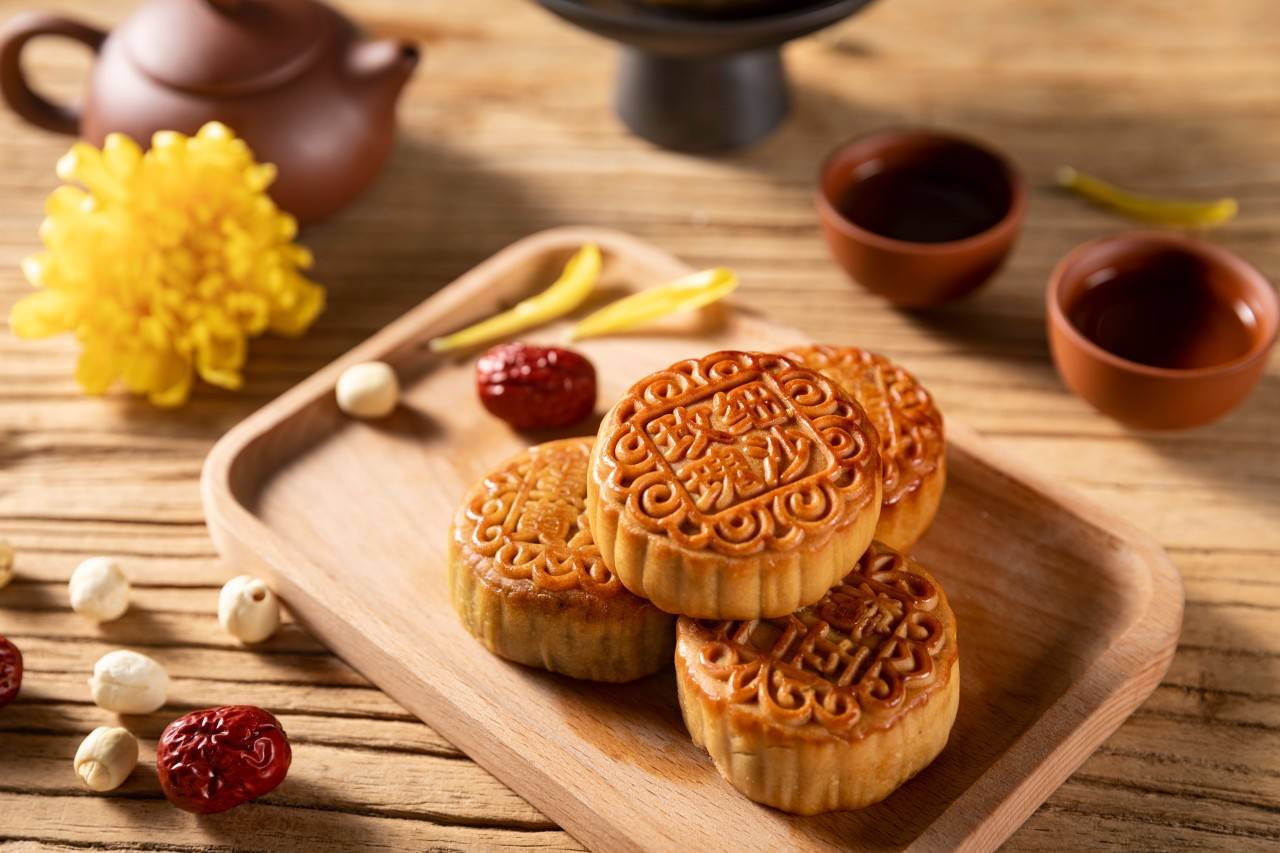 a photo of delicious mooncake with redbeans stuffing