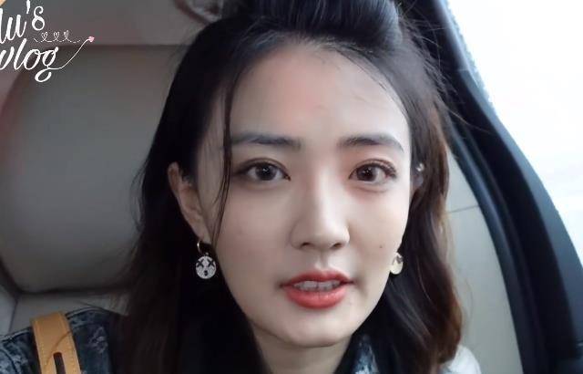 原创徐璐晒合影赵丽颖前助理大方出镜无名指戴戒指已经结婚了