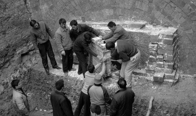 原创上世纪发掘一座古墓其中摆满孩童玩具墓主石棺至今无人开启